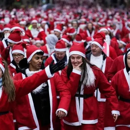 Are you taking part in the Santa Dash this Sunday? 🎅🏃&zwj;♂️🏃&zwj;♀️

Mharsanta is right here in the heart of the Merchant City &mdash; the perfect spot to pop in after the run for a warm welcome, hearty Scottish food, and a wee festive treat 🎄✨
