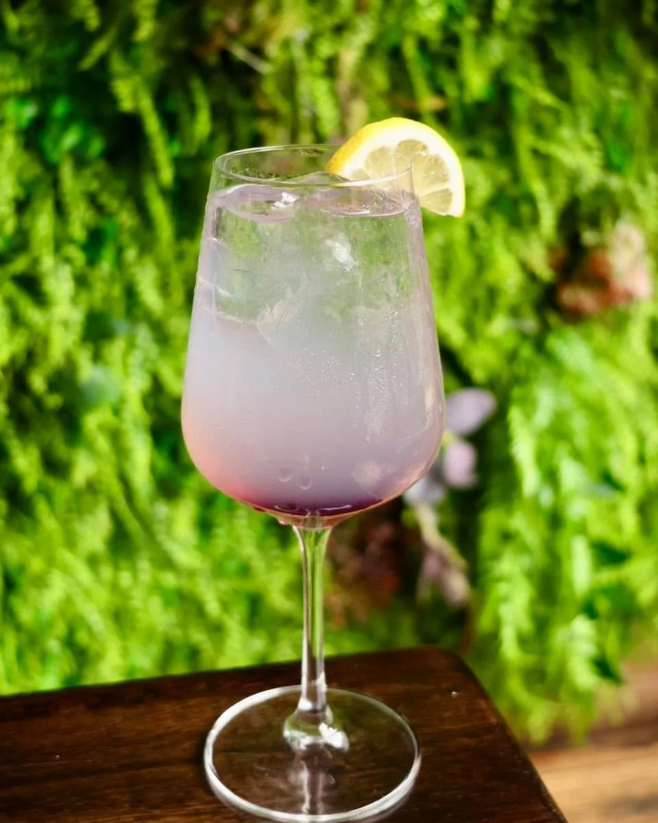 The sun is shining &amp; Friday is here ☀️

Whether you are stopping by for lunch, after work drinks or dinner, join us at Mharsanta this weekend. 🥂

Book now at www.mharsanta.co.uk

#mharsanta #glasgow #merchantcity #fridaydrinks #glasgoweats