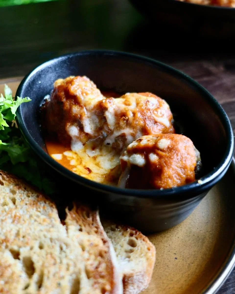 Haggis meatballs, rich tomato sauce and garlic bread 😍

The perfect way to start your meal at Mharsanta

Book your table at www.mharsanta.co.uk

#mharsanta #glasgoweats #merchantcityeats #scottishfood #glasgowrestaurants