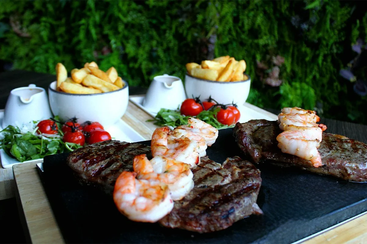 steak-seafood-and-wine-10083111.jpg