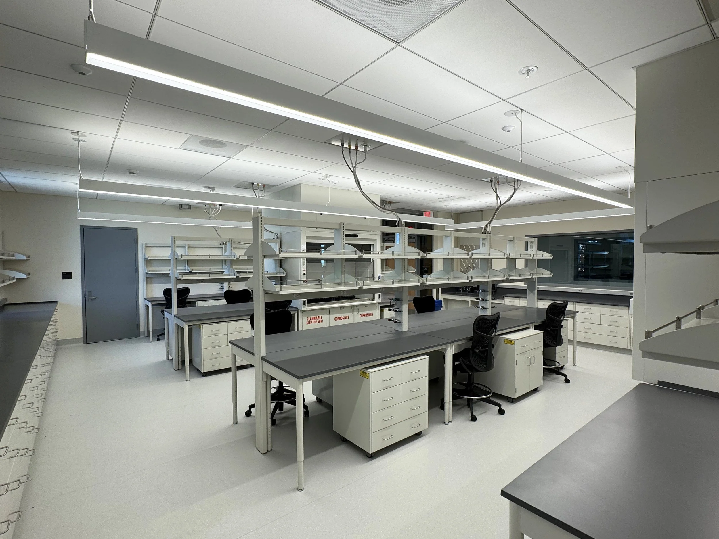 Optima benches with steel casework below, in a lab