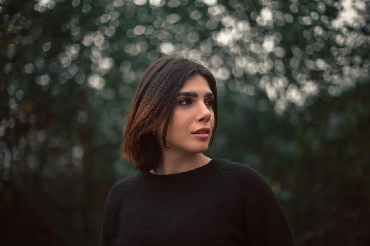 portrait-of-brunette-woman-in-a-forest