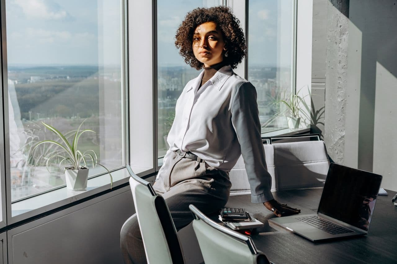 woman-sitting-on-her-desk