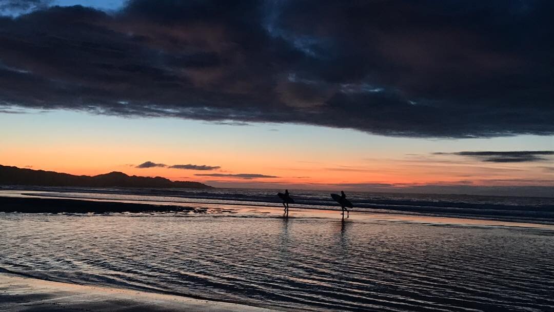 Sunset surf in November 🥰🏄🏻&zwj;♀️🏄🏼&zwj;♂️
#coldwatersurfing #visitscotland #isleoftiree #lovewhereyoulive
