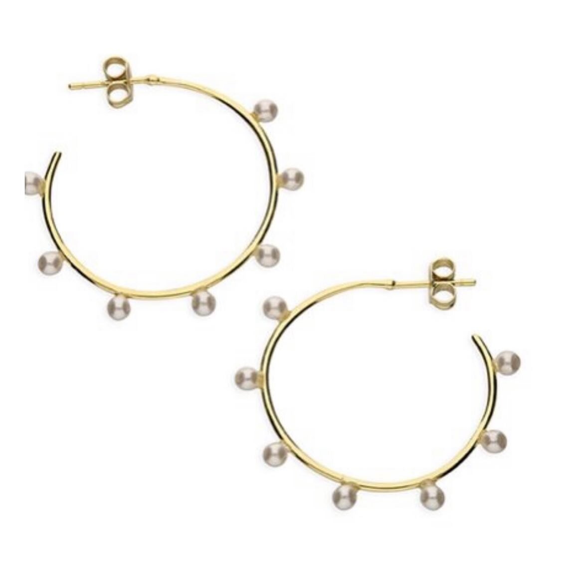 💫 NEW IN: Pearl Studded Hoops in gold vermeil. 
⭐️ Reinventing a classic. Just perfect- everyday, jewellery!
👉 Swipe to see @larajuliadebiasi wearing them so well! 
.
.
.
#studded #hip #cool #reinventingaclassic #earrings #pearls #mystyle #choiceof