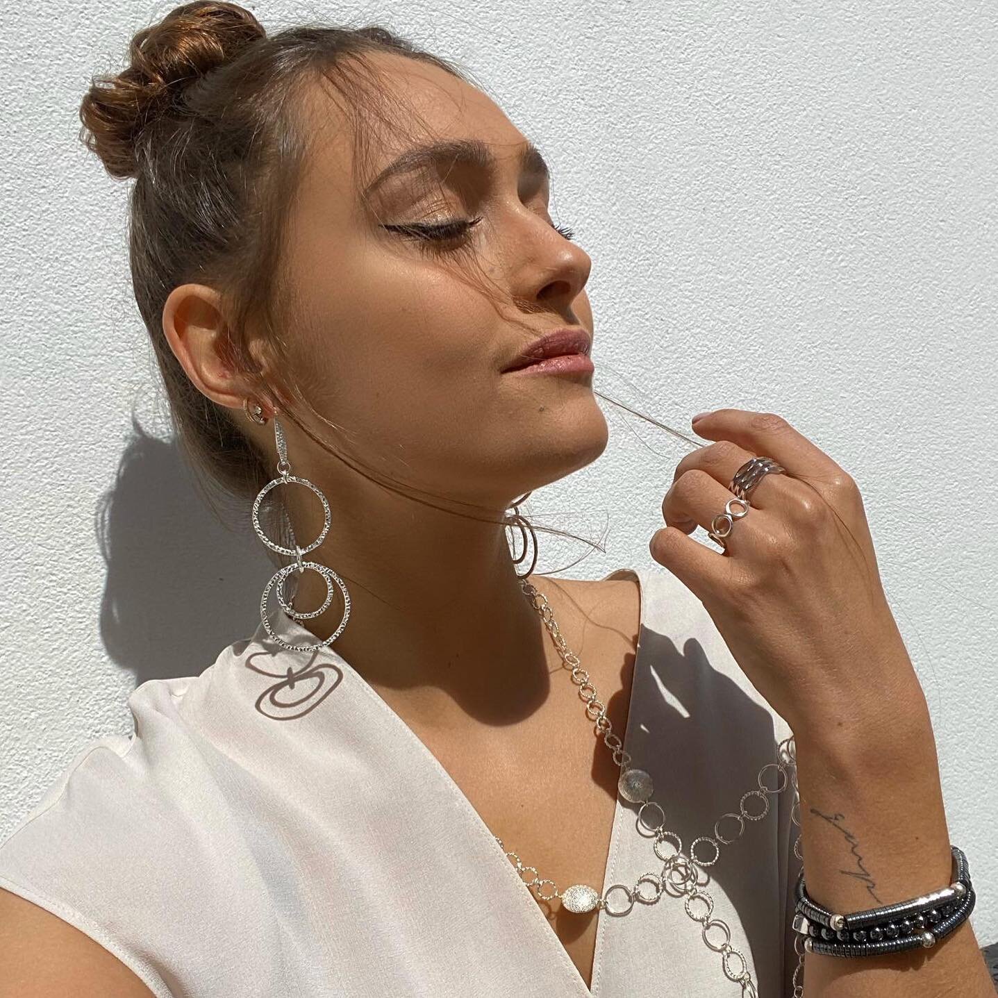 🌞Catching that summer sun, wearing the Mismatch Statement Hoops and the beautiful Long Ringlet Chain which can also be worn short by doubling it. 
🌞 Both in sterling silver. 
🛍 Head on over to the website for more!
www.kohatuandpetros.com
.
.
#sum