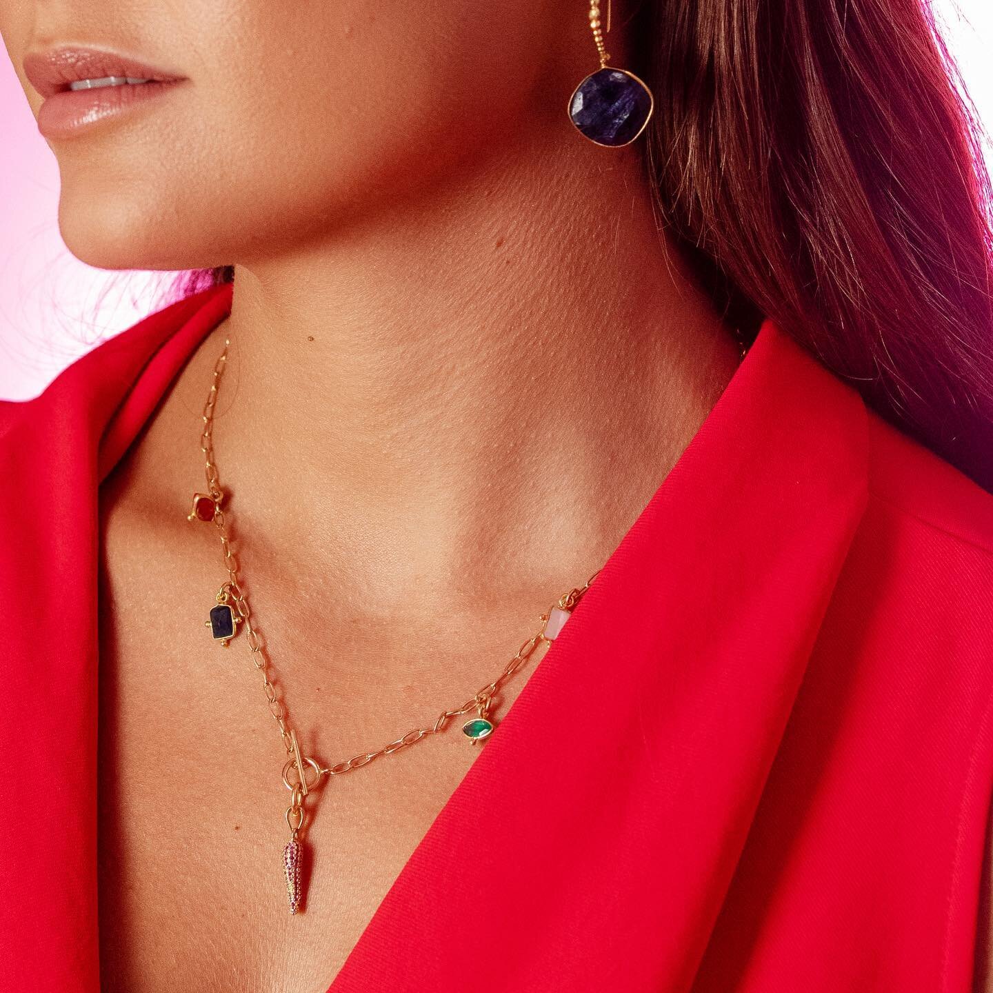 ☀️The Gold Horn Charm Necklace is perfect for everyday, shed the layers and add some jewellery, the warmer weather has arrived!!
.
.
.
#charmjewellery #jewellery #horn #charms #blueagate #pearl #redagate #holidays #stylish #travelessentials #travel #