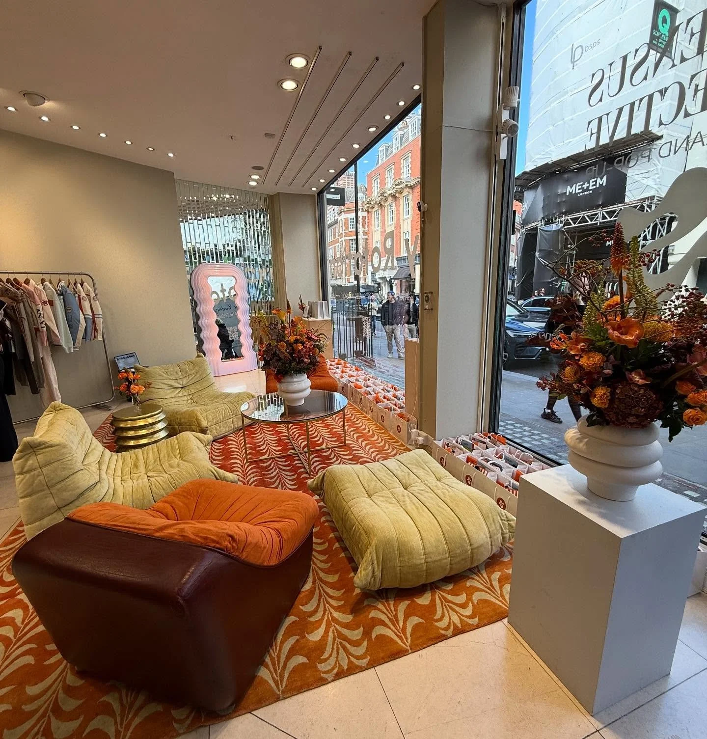 ✨ We are now open! The sun is shining and no tube strike! Pop in today and tomorrow @by rotation @sensus_collective 
31 Brook St
Mayfair W1K 
.
.
.
#jewellery #popup #fashion #connect #multibrands #earrings #necklaces #pendants #affordable #boutiquej