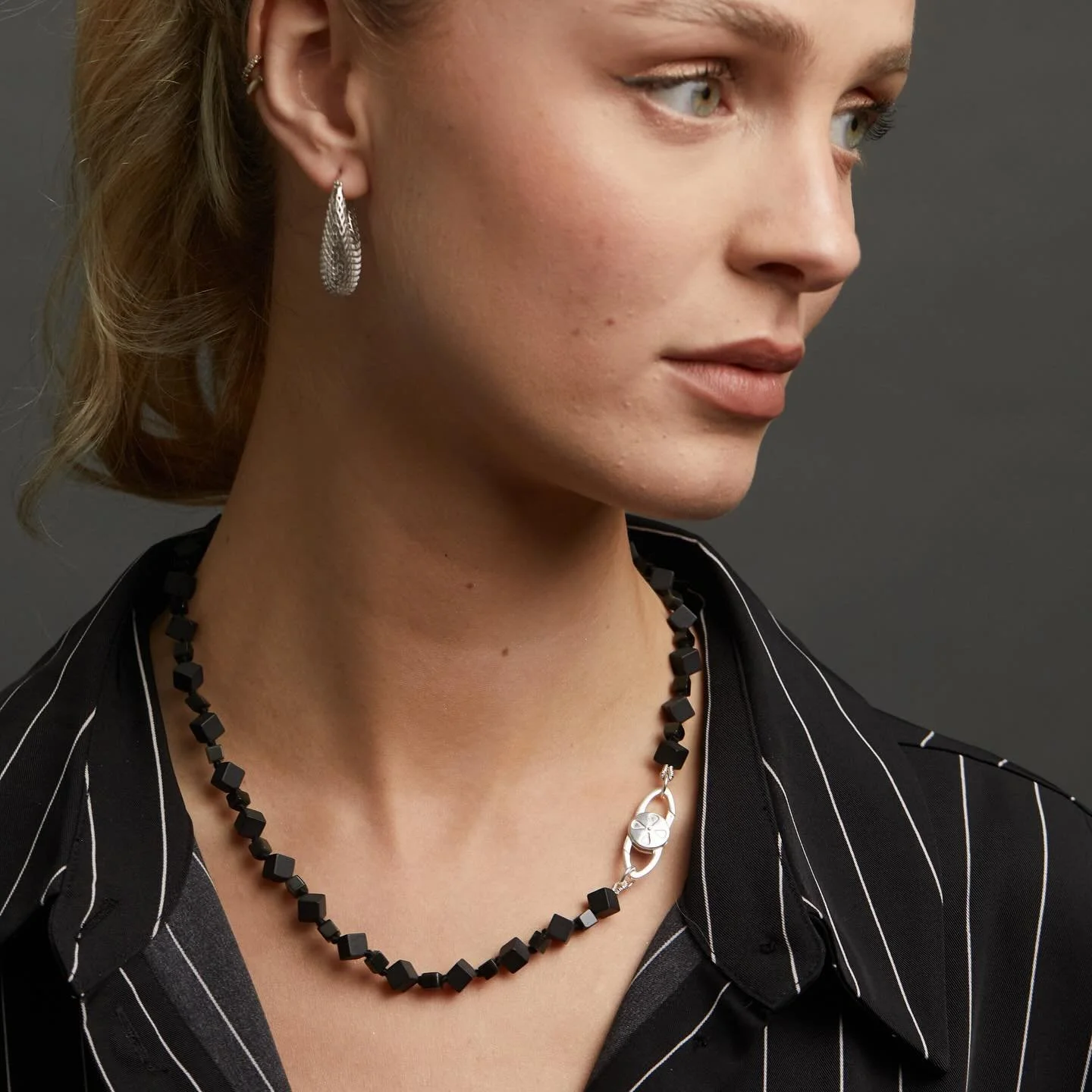 ✨ Simply elegant, unique jewellery for everyday.
.
.
.
#affordable #jewellery #unique #onyx #obsidian #sterlingsilver #mesh #earrings #necklaces #handknotted
