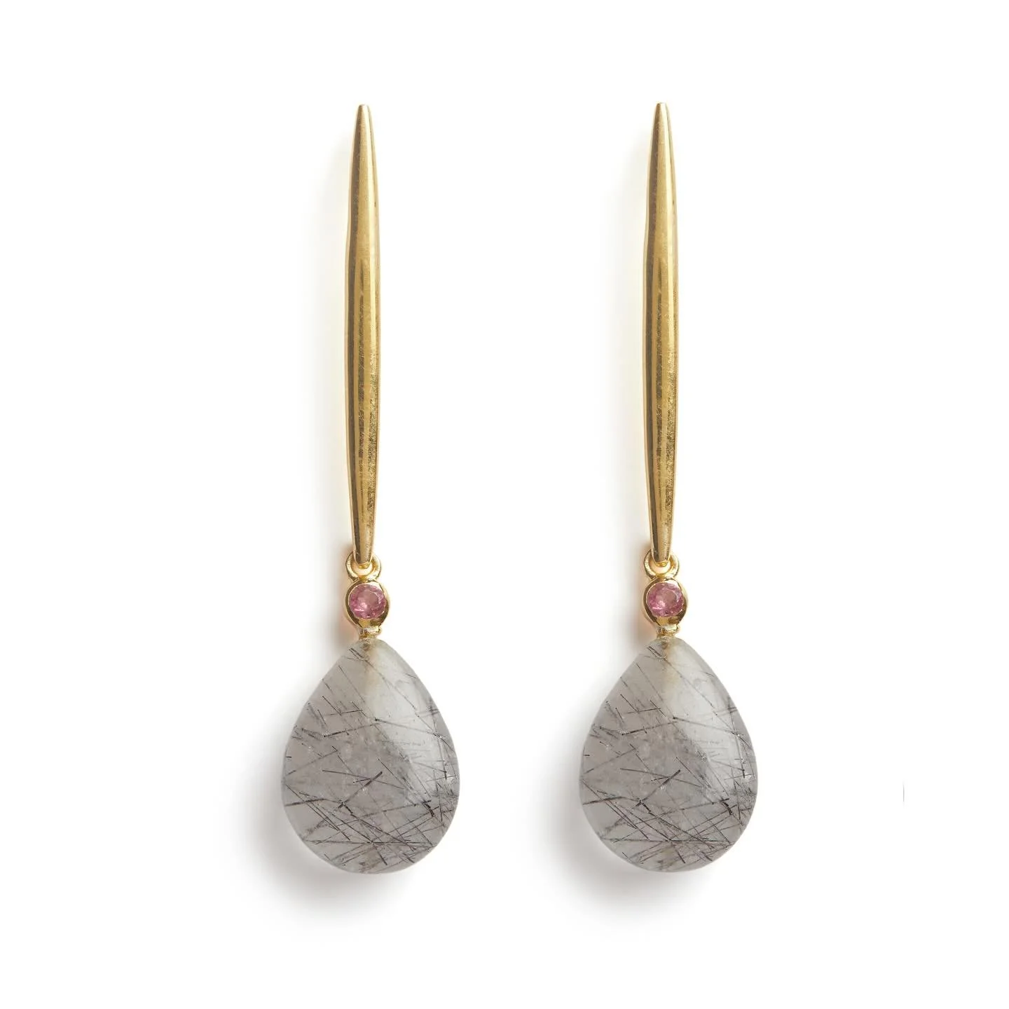✨ Ready for the weekend?
Featuring a captivating cabochon rutilated quartz teardrop gemstone that catches the light beautifully. 
These stunning earrings come in Aqua chalcedony too.
Swipe ➡️
.
.
.
#rutilatedquartz #aquachalcedony #pinktourmalines #e