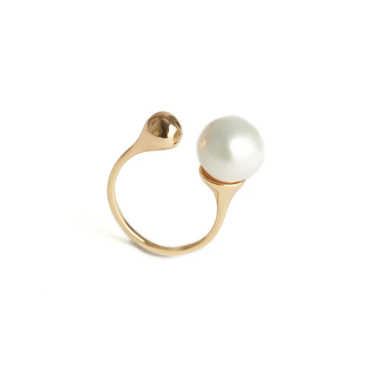 ✨ Bulbous Pearl Ring
A modern open-top ring balancing contrast — polished sterling silver, gold plated bulb on one side, and a luminous 16mm round pearl on the other. Edgy, elegant, and effortlessly contemporary.
.
.
.
#just add more pearls, s