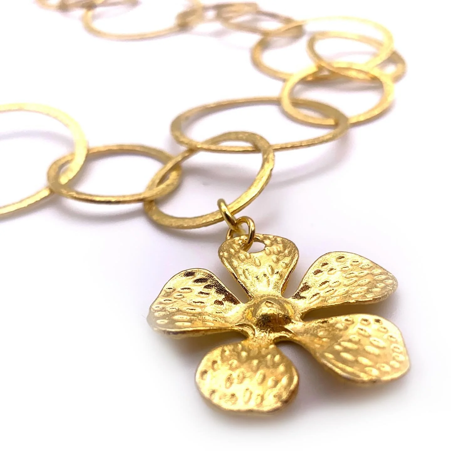 ✨ The Camellia Necklace is now part of the Limited Edition collection!
DM for the opportunity to add one of these beauties to your jewellery collection.
.
.
.
#camellia #flower #gold #statement #stunning #limitededition #limited #unique #necklacee #t