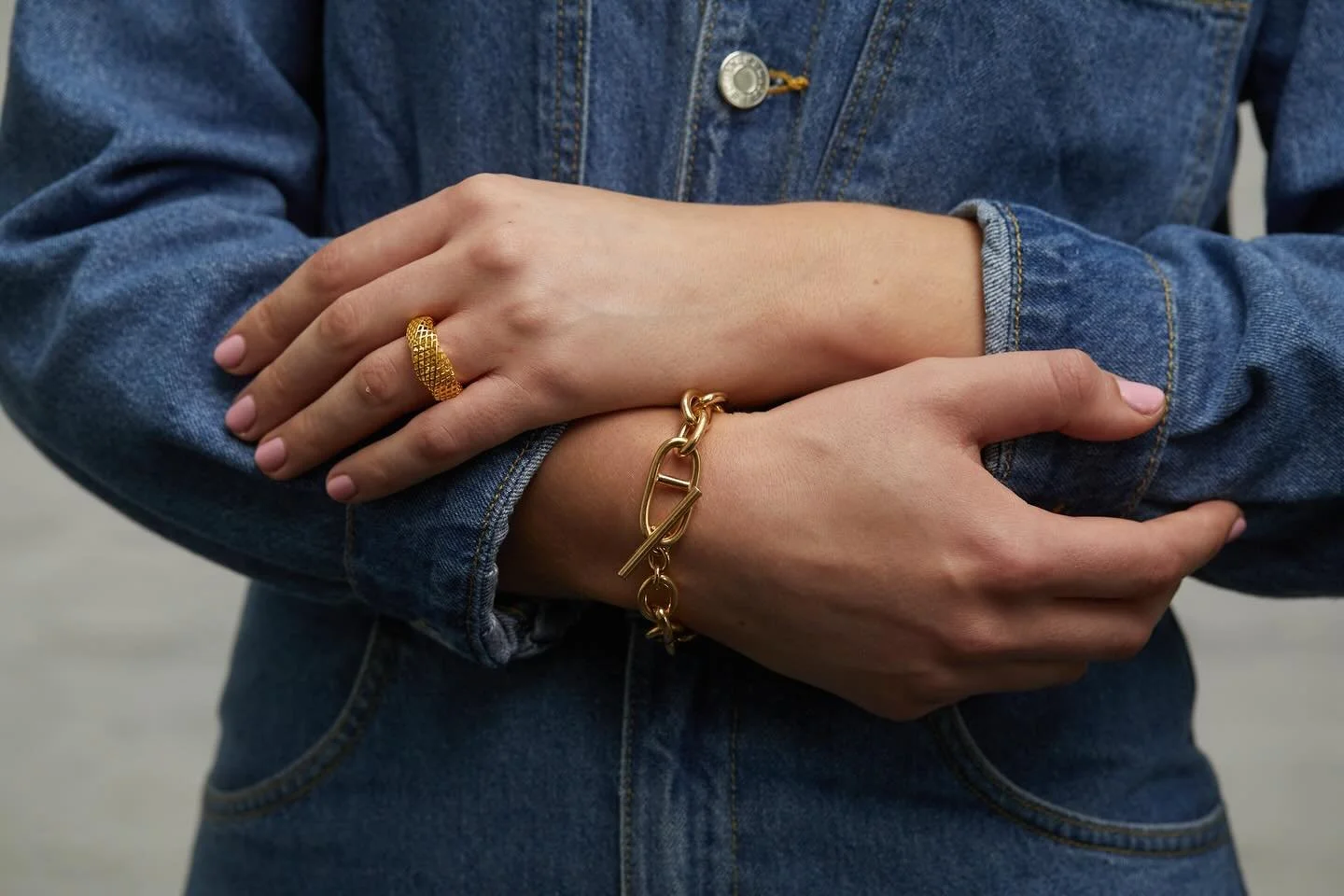 ✨This bracelet is the best bit of hardware you will want in your wardrobe. An easy toggle bar clasp has been used for easy access.
.
.
.
#gold #link #chain #bracelet #toggle clasp #hardware #statement #jewellery