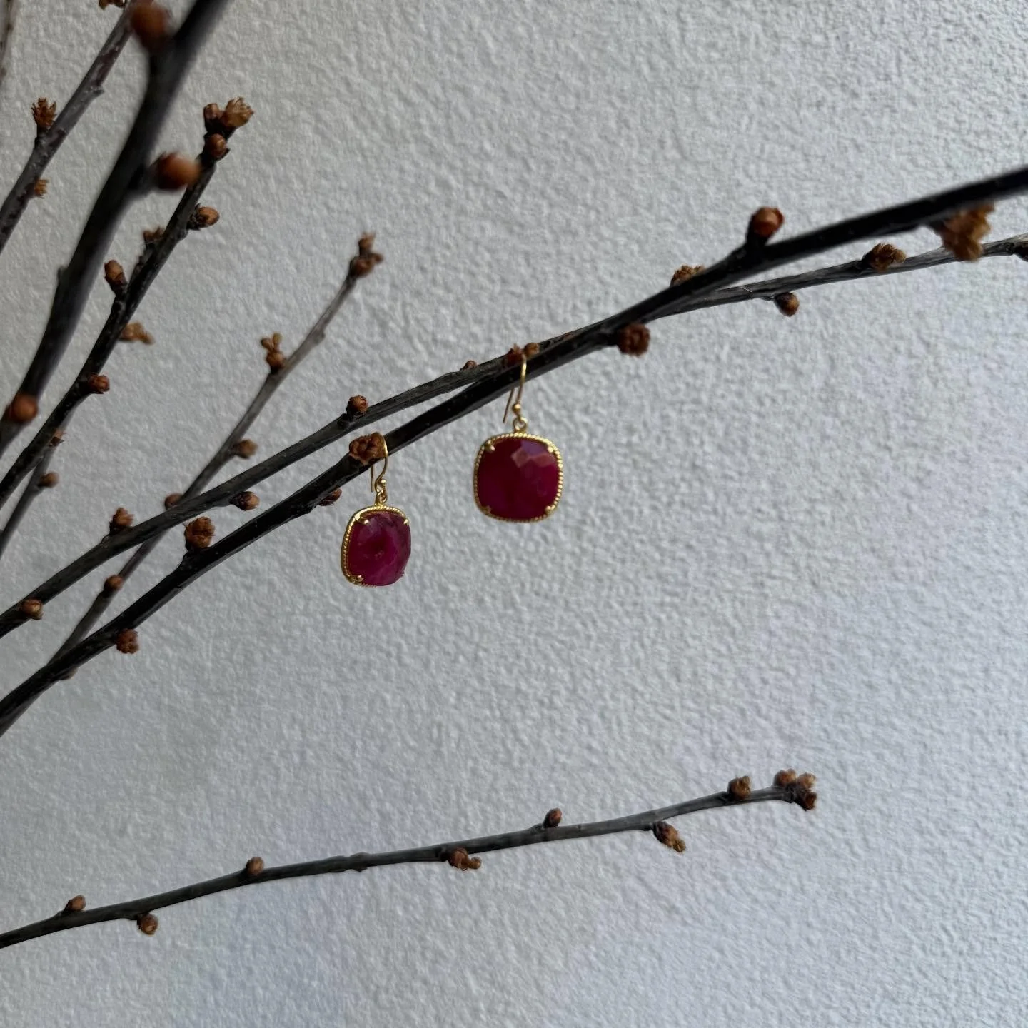 💫 Time for a fresh start! Who's ready to take on the new season with me? 
.
.
.
#earrings #crimson #glow #jewellery #gold