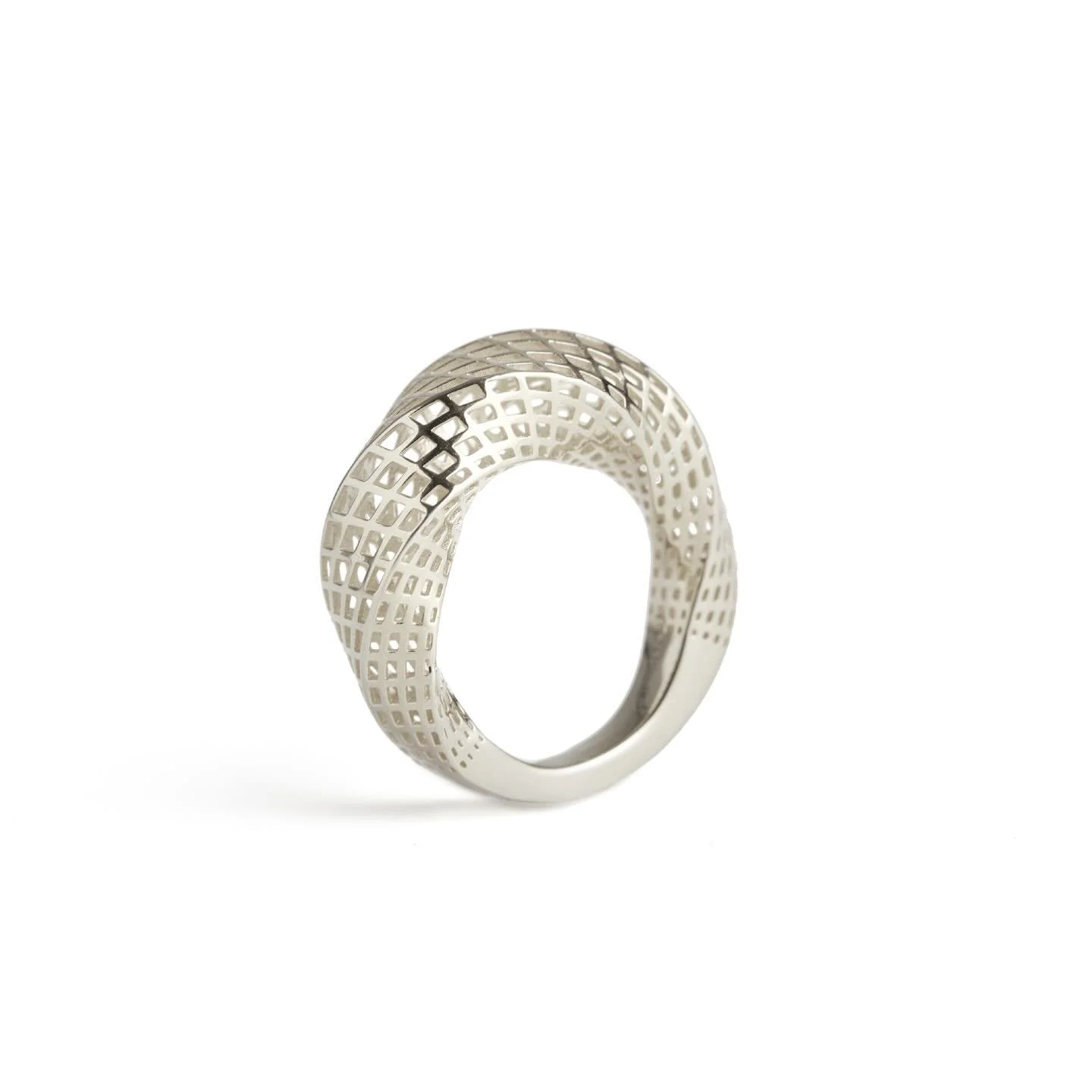 💫 Continuing the sculptural trend. Stunning mesh ring in both sterling silver and gold vermeil.
.
.
.
#gold #silver #sculptural