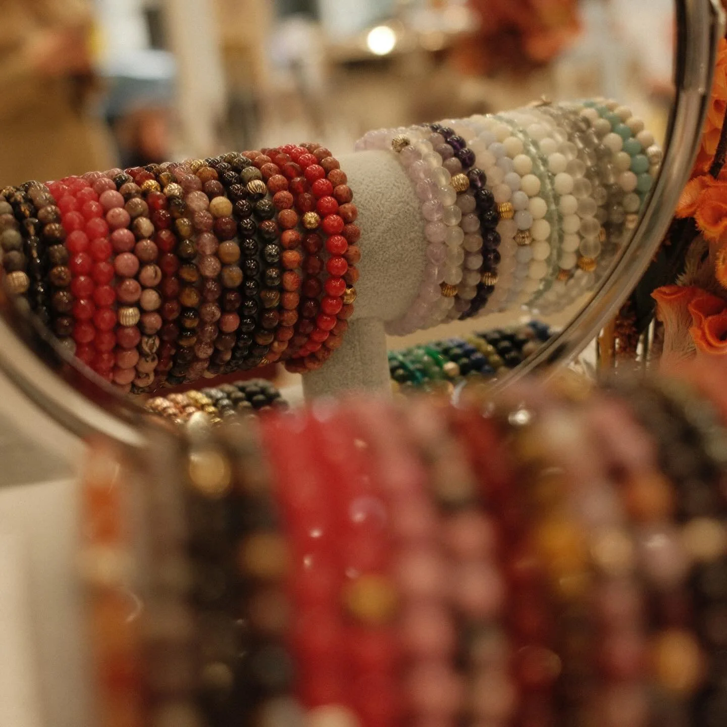 ⭐️ Jewellery trends for 2026: Gemstones are back, add a pop of colour on your wrist, neckline and ears! 
Small accents, big energy!
.
.
.
#gemstones #amethyst #birthstone #february