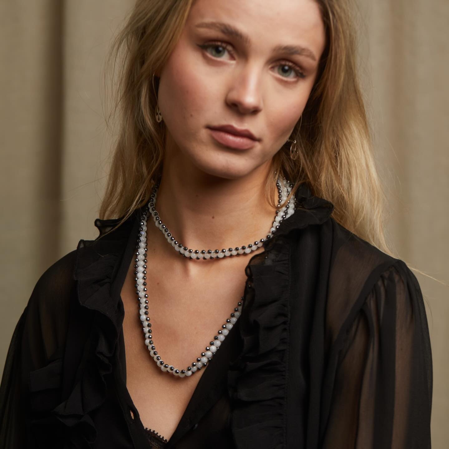 💫 Exciting new drop - Rainbow Moonstone Zip Necklace
Who says whites are seasonal? Wear this beautiful gemstone necklace whenever you feel like it! Wear long or doubled, the choice is yours.
.
.
.
#moonstone #hematite #zip #necklace #unique