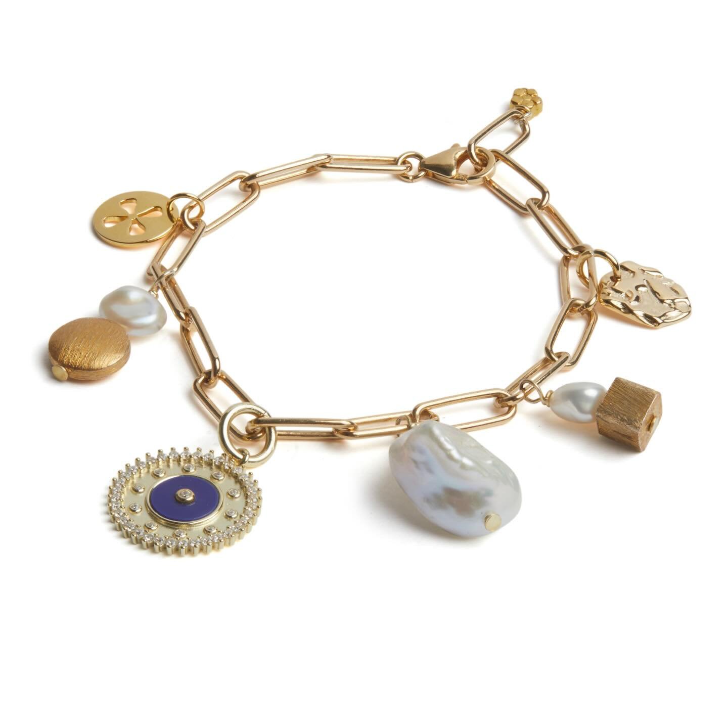 🌺 Spring is in the air! Refresh your look, refresh your wrist! New bracelets are online now&hellip;
.
.
.
#bracelets #armcandy #newstack #charms #boutiquejewellery