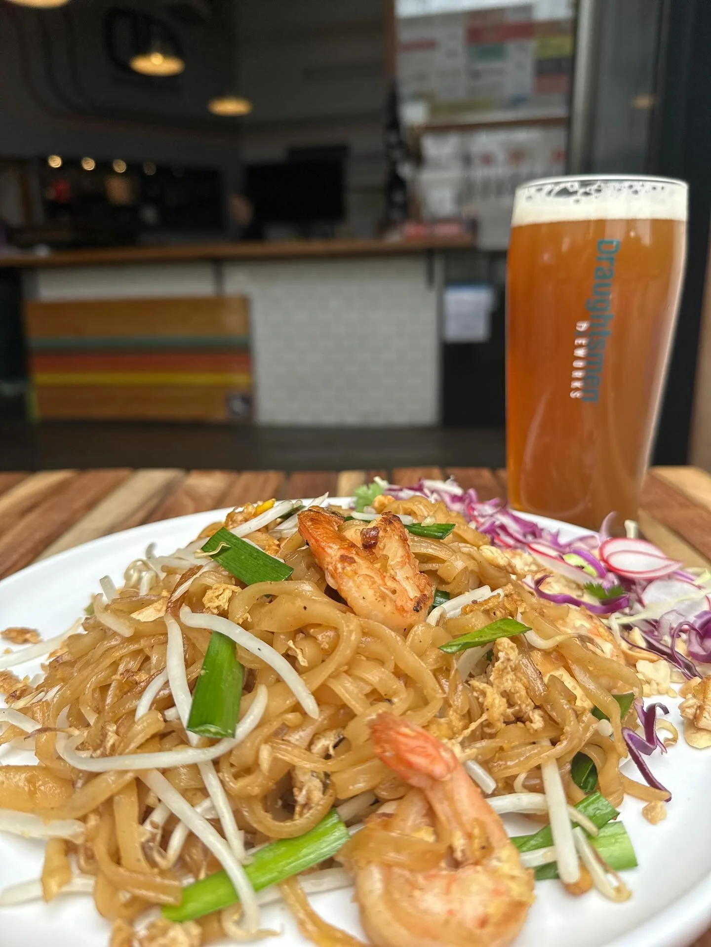 Warm drunken heat noodles on a wet night. 🥳 Makes for a satisfied tummy.  @zappfoodtruck can do take-away or you can eat-in. You can also door dash! 
.
.
.
#thaiandbeer #zappthai #draughtsmen #goleta