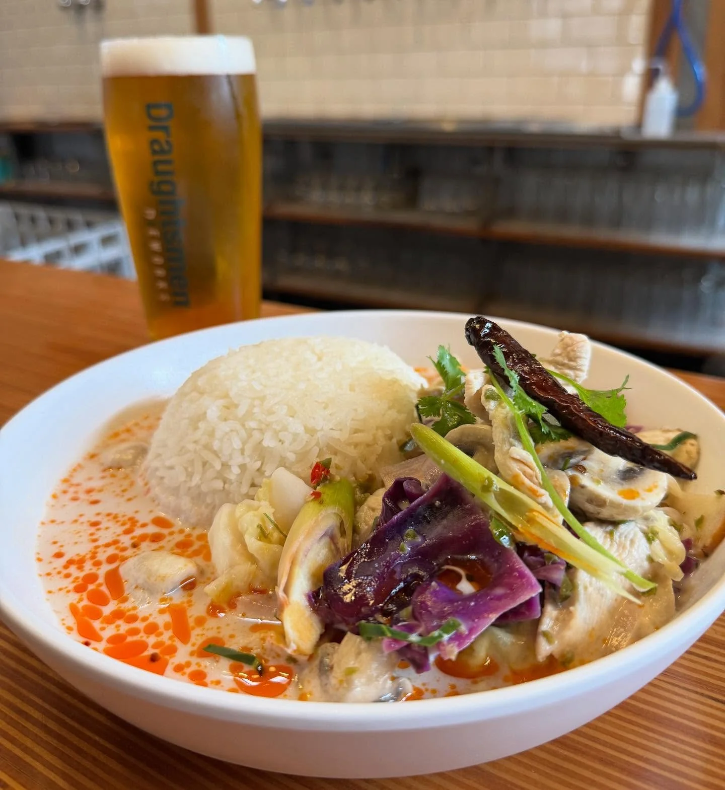 It&rsquo;s a chilly, rainy Sunday &mdash; the perfect kind of day for warm soup and good tunes. ☔️🎶

Live music kicks off at 2pm with Genuine Article at Draughtsmen, and we&rsquo;ve got just the thing to keep you extra cozy: Tom Kah Soup, the classi