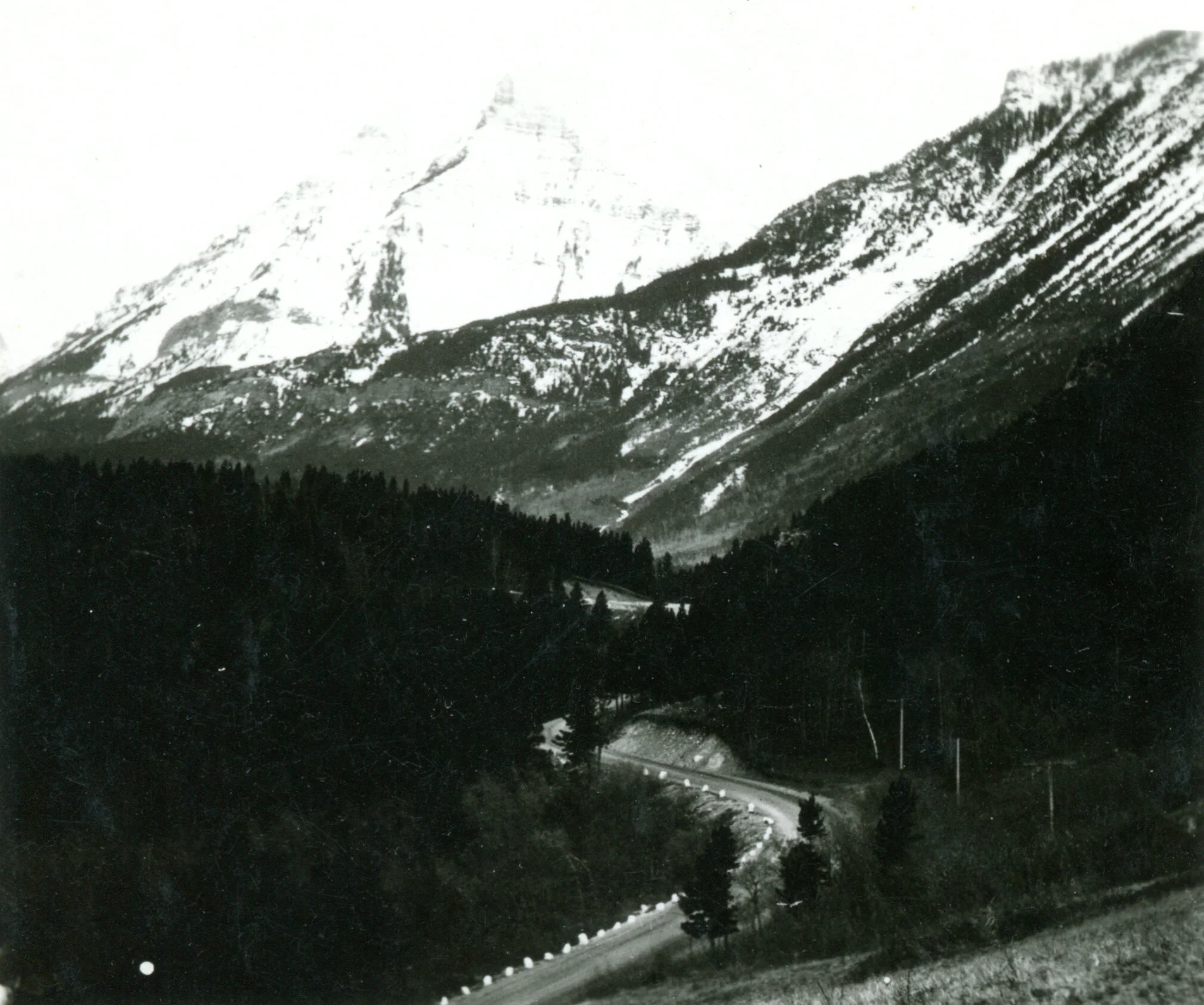 Road to Waterton townsite