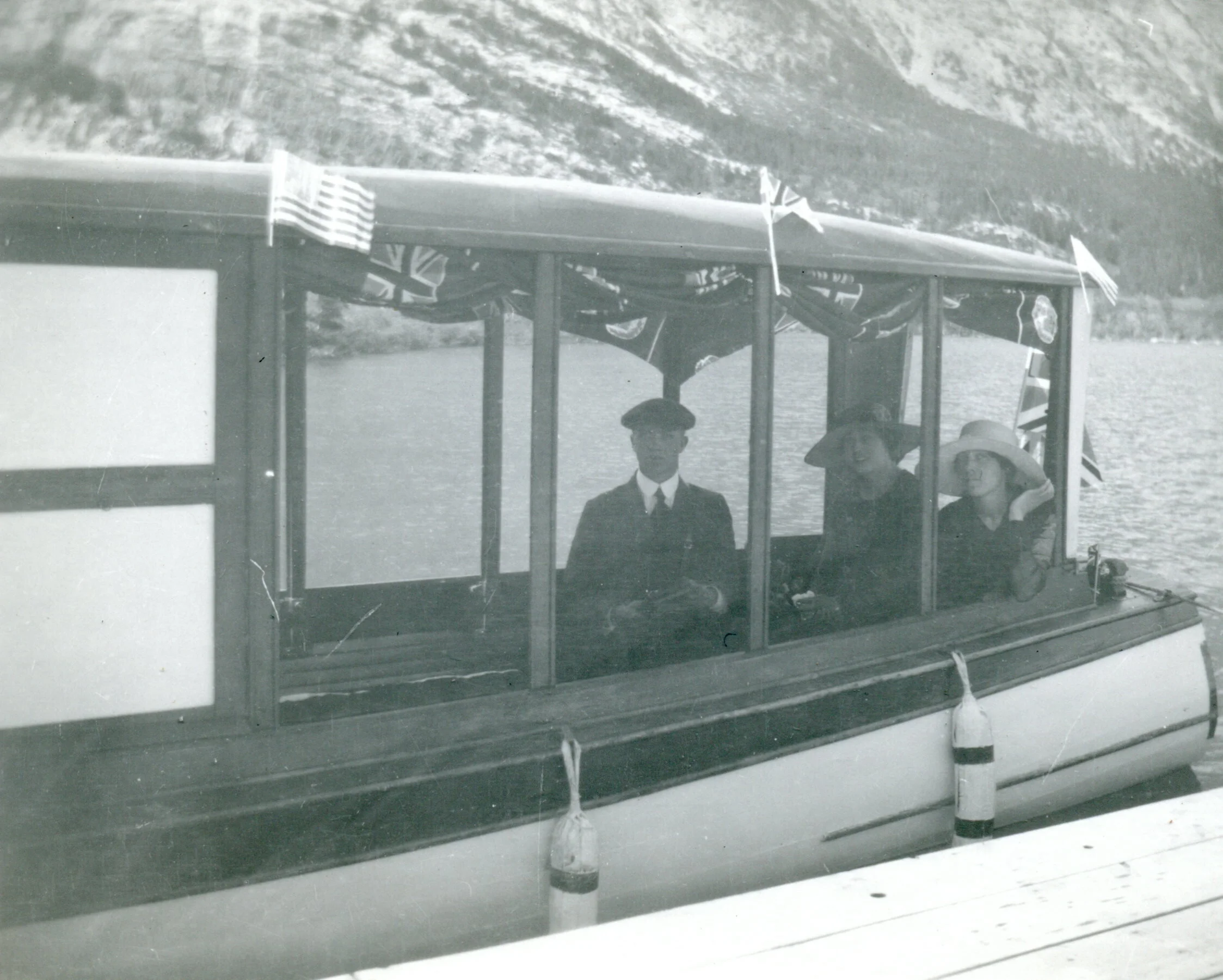 Unk people aboard tour boat Alleas