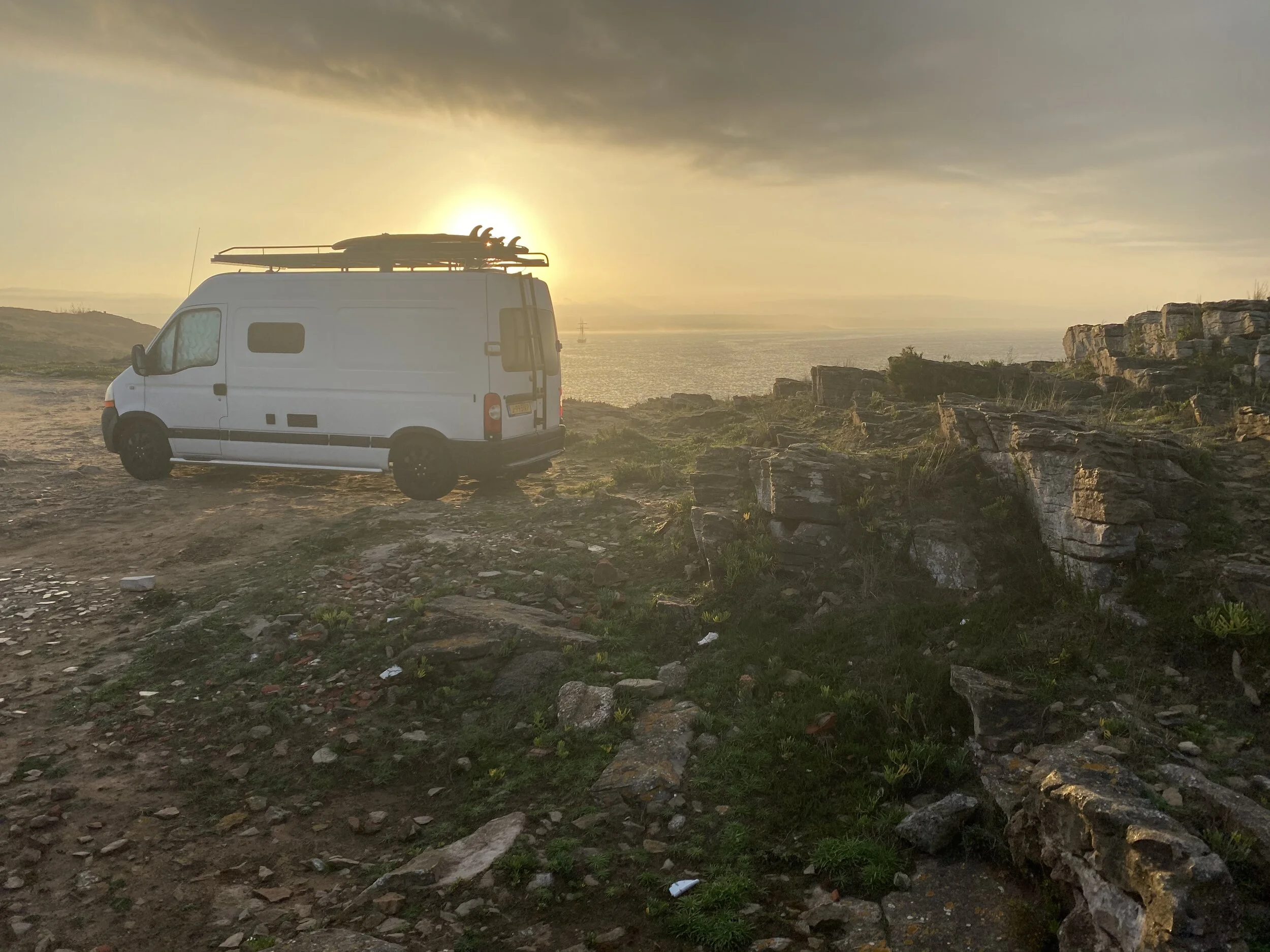 camper-bouwen-bus-zonsondergang