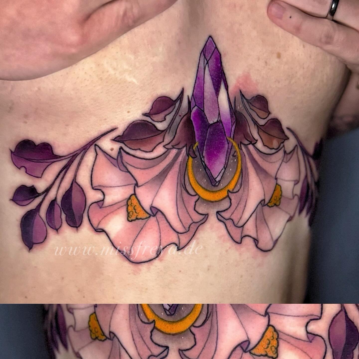 Since I posted the work in progress - let me present the Witchy underboob for @wolkenmaedchen -
I love how this one turned out and my client sat amazing for this ouchie spot 🥹

My books are open for the next year by the way as well as a few spots le