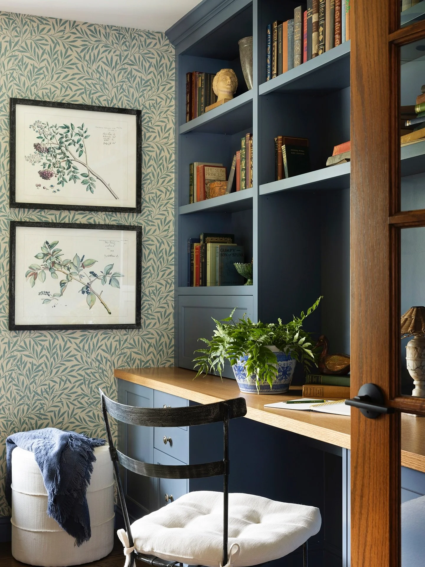 Sometimes a desk is more than just a desk. It can be a place of quiet. We leaned into a moody, tailored palette, that is grounded in traditional details and finished with a custom built-in that makes everyday tasks feel a little more refined.

Interi