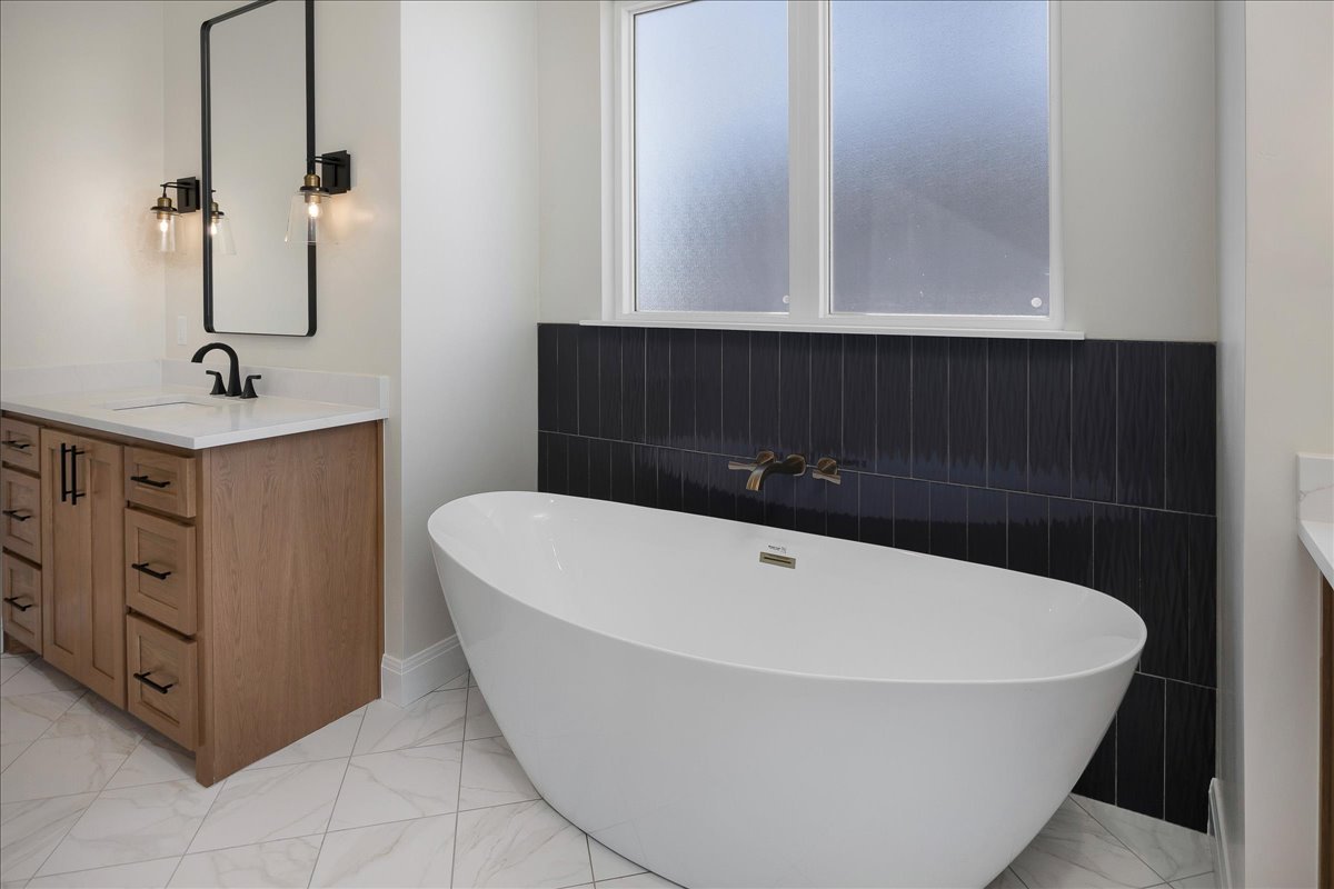 10400-Cactus-Flower-Rd-20-Primary Bath.jpg