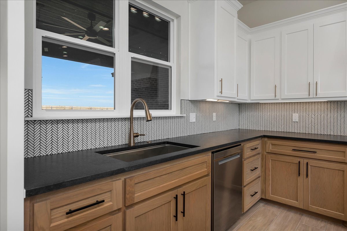 10400-Cactus-Flower-Rd-14-Kitchen 5.jpg