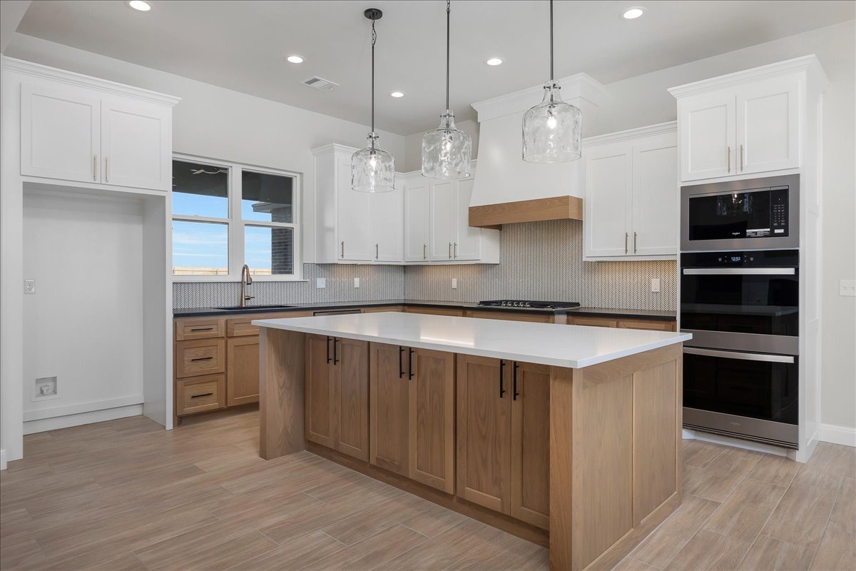 10400-Cactus-Flower-Rd-11-Kitchen 2.jpg