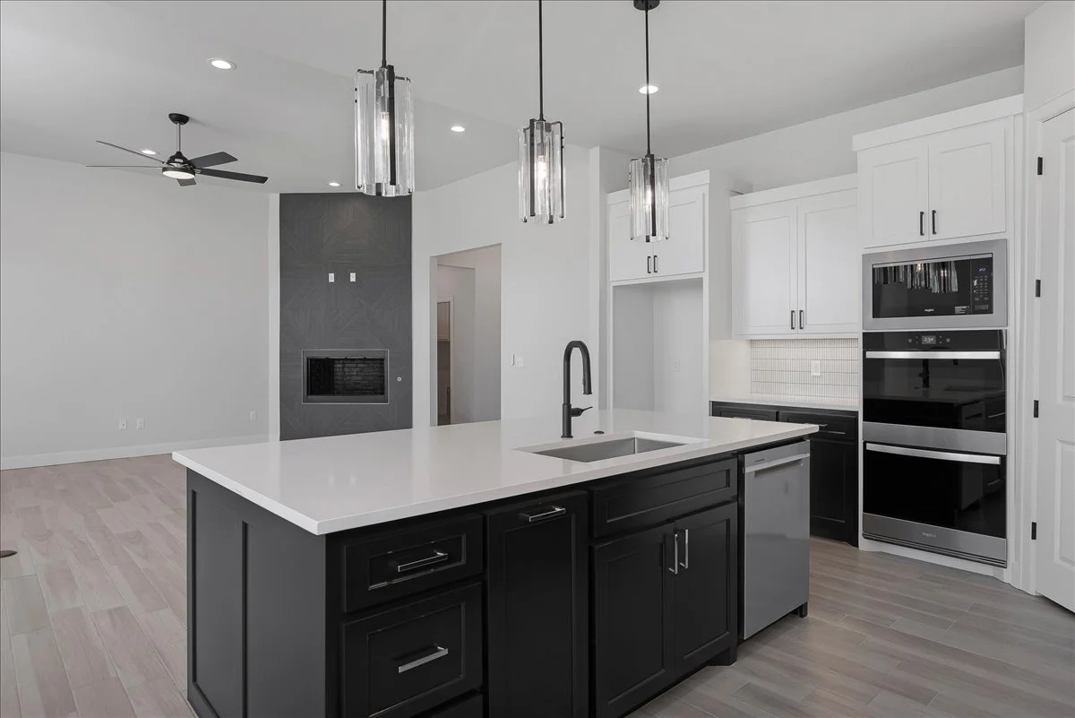 10351 Cactus Flower_13-Kitchen 4.jpg