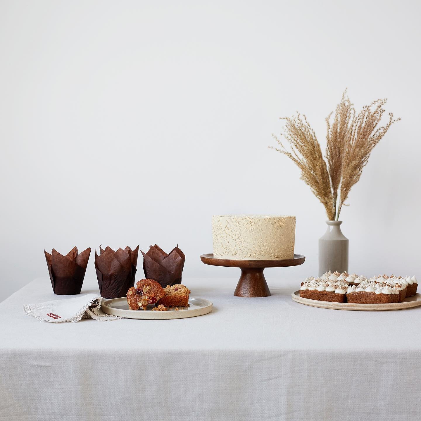 A little natural dessert table set up with all those autumn flavours:

Clementine &amp; honey muffins 
Refined sugar free apple pur&eacute;e bars 
Salted caramel cake 

📷 @alohabshaw 

#autmncakes#clementinemuffins#applepuree#refindsugarfree#natural