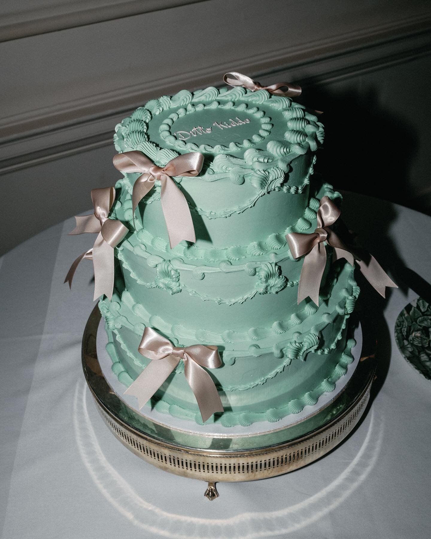 Close-up of Julia &amp; Edward&rsquo;s Wedding Cake 🎀

Venue: @thenedlondon 
Planing: @revelryeventsuk @liesl.lamare 
Photography: @emmawilder_photography 

#weddingcakebow#bows#greenweddingcake#thenedlondon#londonweddingcakes#eastlondonweddingcake#
