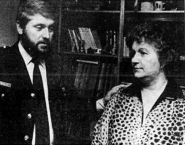  Enquêteur Rochon en compagnie de la mère de Diane. Source: Journal La Presse, 8 mai 1986 (BanQ) 