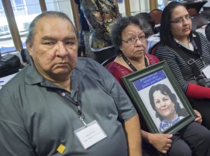 Les parents de Sindy avec une photo de leur fille disparue. Source : Montreal Gazette 