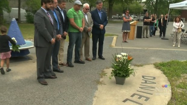  Le nom de Daniel gravé au sol dans la cour de son école. Source : CTV News 