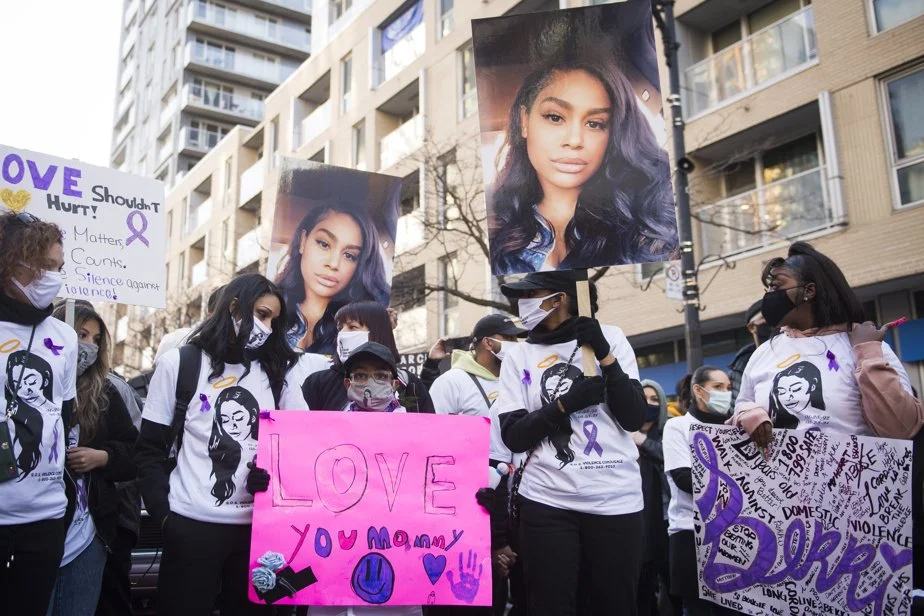  Fils de Rebekah et sa pancarte lors de la marche en la mémoire de sa maman, Radio-Canada 
