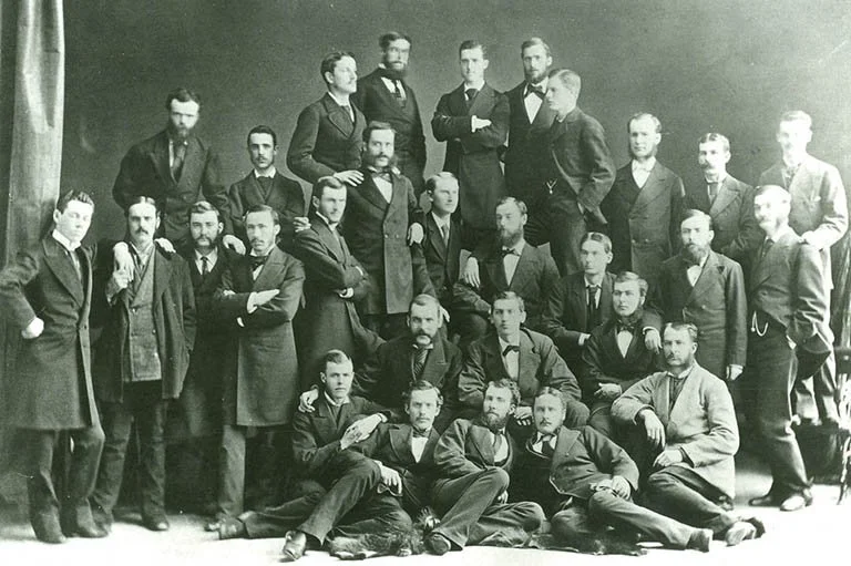 Cohorte des finissants en médecine de l'Université McGill en 1876. Thomas est l'homme à la longue moustache, agenouillé au centre.