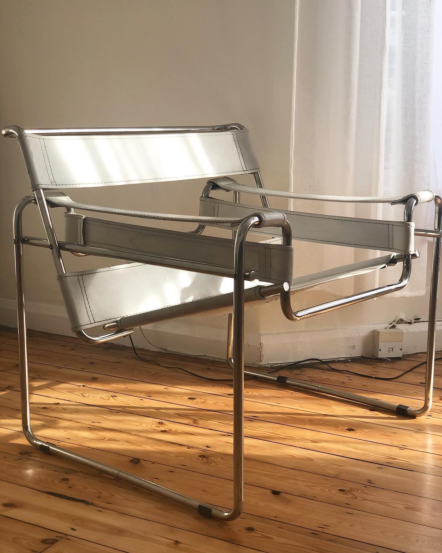 Say hello 👋🏾 to my new favourite eBay bargain - this wonderful replica (although the guy was unsure about if it actually was 😂) Wassily Lounge chair. In a weird week, securing this and getting it has been a real highlight. Just need to breathe som