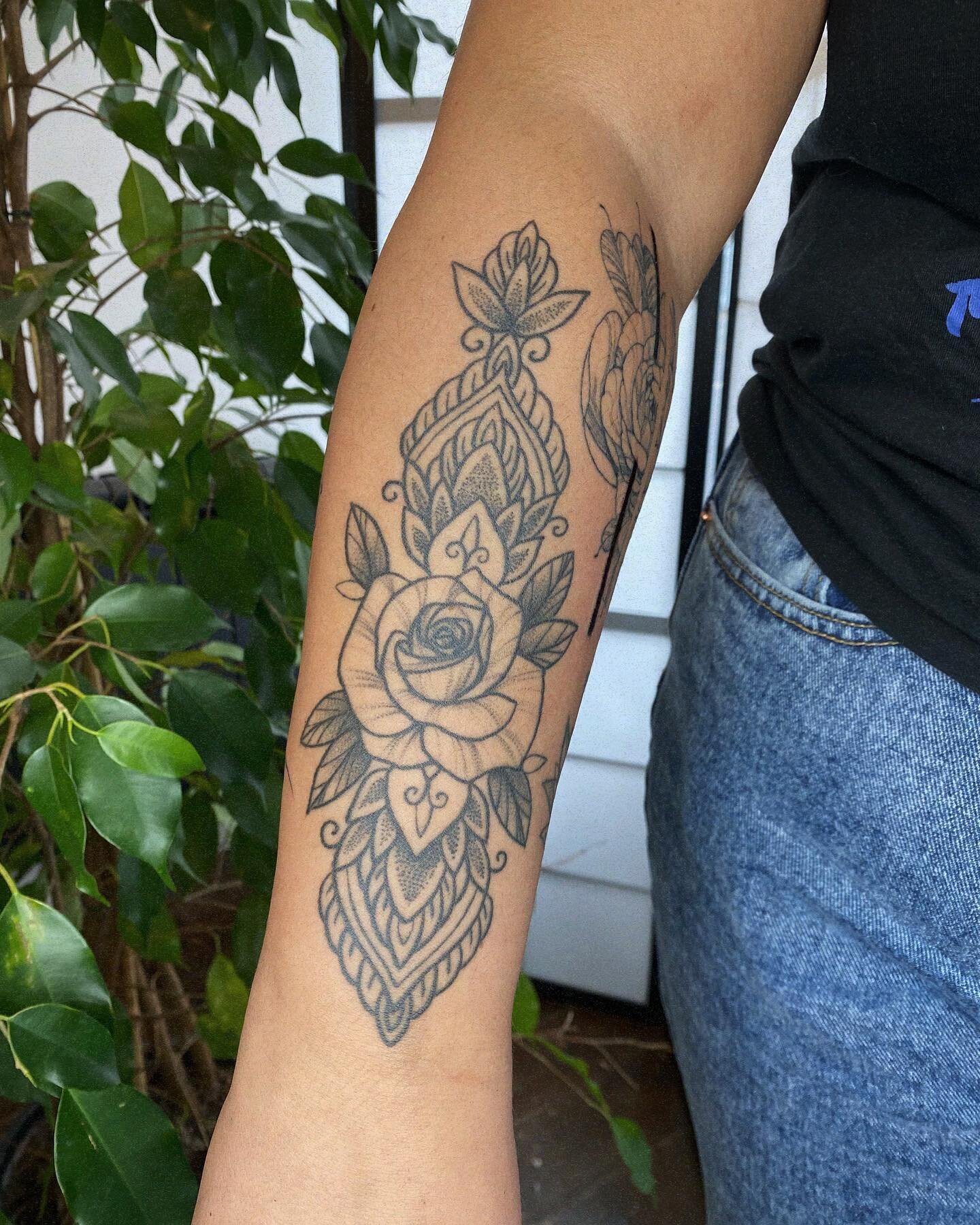 healed ornamental rose tattoo on the lovely @emilysophiaseager created by @lucyharmless 🥀🥀🥀🥀🥀
if you&rsquo;re interested in this style of tattoo, feel free to click the link in lucy&rsquo;s bio ~ she would love to do more pieces like this 💚