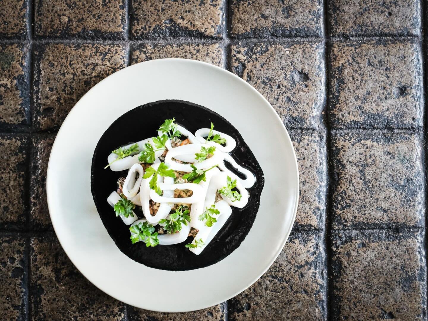 Lula grelhada, mexilh&atilde;o, aioli e molho fumado de tinta. Sabores do mar numa composi&ccedil;&atilde;o perfeita no Cabalari&ccedil;a Comporta 🦑🖤
Gently grilled squid, mussels, aioli and smoked squid ink sauce at Cavalari&ccedil;a Comporta