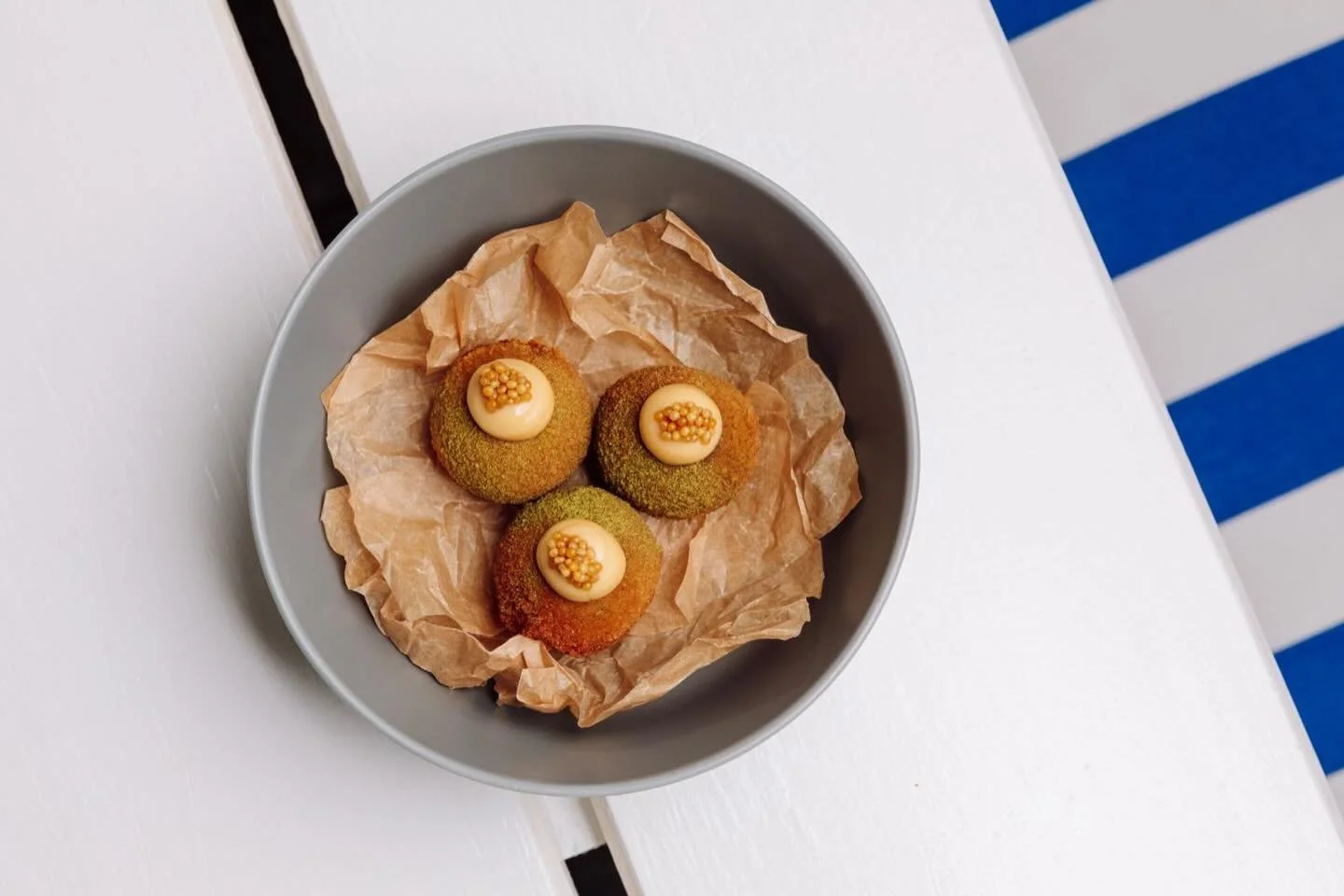🇬🇧 Croquetes of Alentejano pork neck with bay‑leaf mustard mayo &ndash; crispy, rich and perfect to share over a long Comporta lunch at Cavalari&ccedil;a.
🇵🇹 Croquetes de cacha&ccedil;o de porco alentejano com maionese de mostarda e louro &ndash;