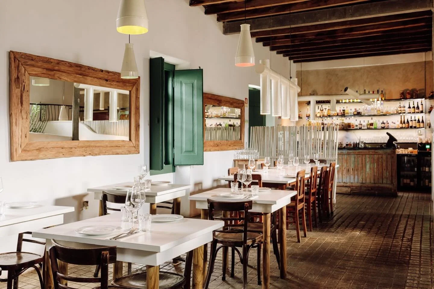 Sunlit simplicity at Cavalari&ccedil;a Comporta, where rustic beams, whitewashed walls and vintage chairs set the stage for long, unhurried meals.
#comporta