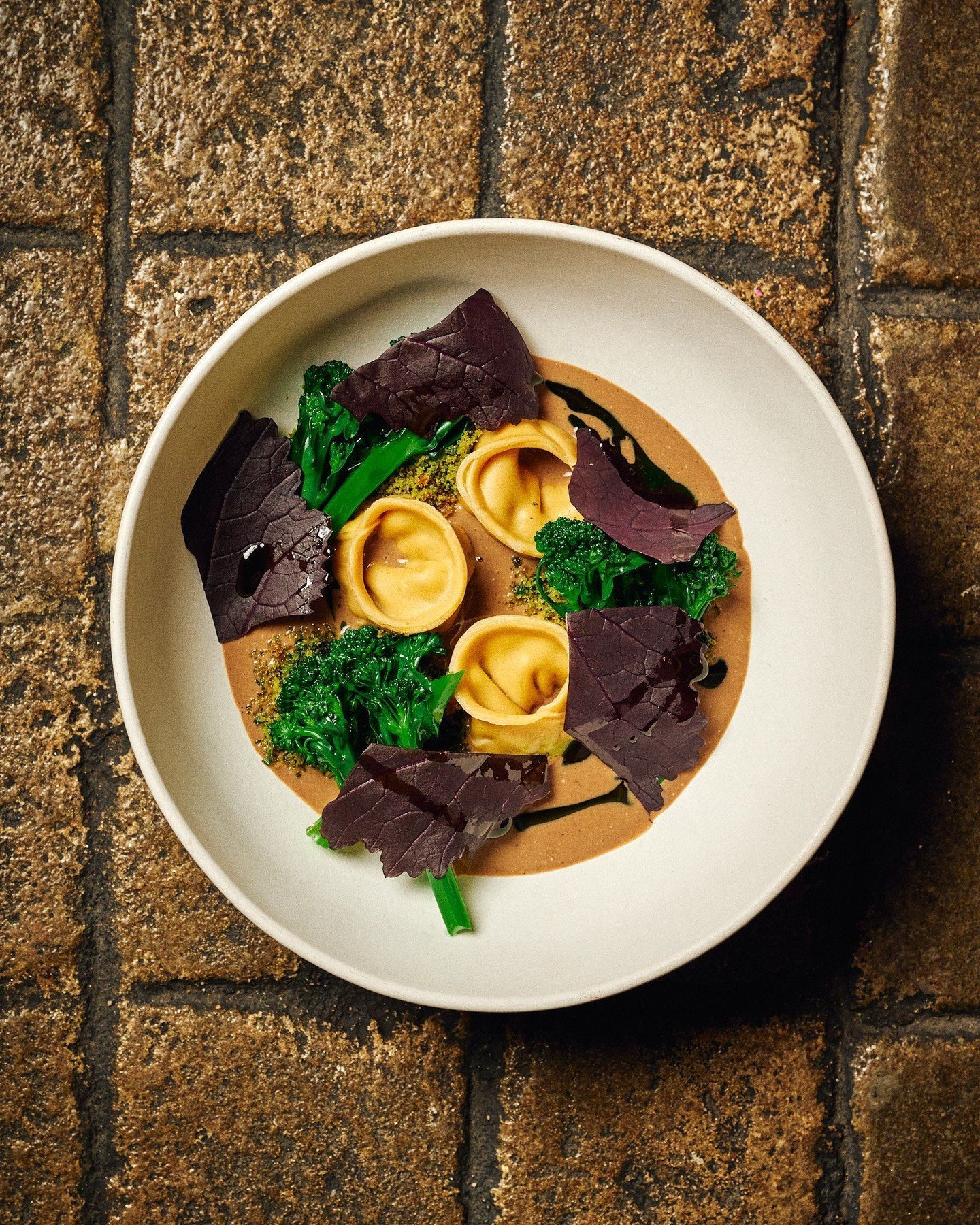 🇬🇧 On World Pasta Day, we celebrate with our own Alentejo twist: house-made tortelloni, filled with traditional oven-roasted osso buco. A delicate pasta embrace around rich, slow-cooked meat, finished with a Portuguese-inspired liver sauce and pres