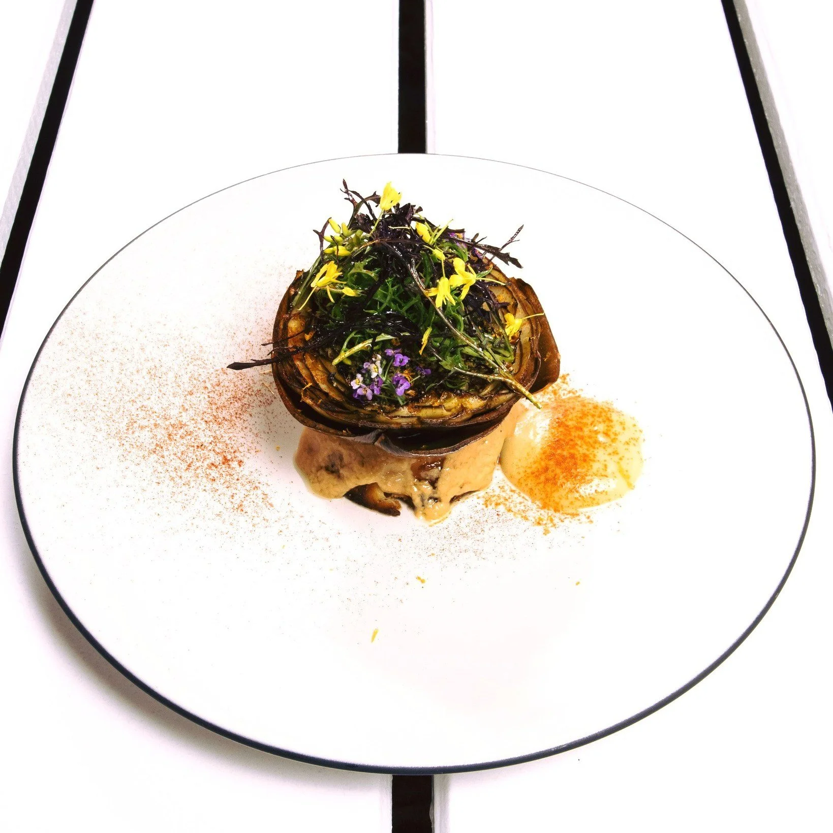 Alcachofra, faina e a intensidade do miso e da erva pr&iacute;ncipe.
Um prato vegetal, mas longe de ser simples, repleto de profundidade e car&aacute;cter.

Fotografia de @photo_pascacio_ 

#veggiedishes #plantforward #moderncuisine #foodinspo #gourm