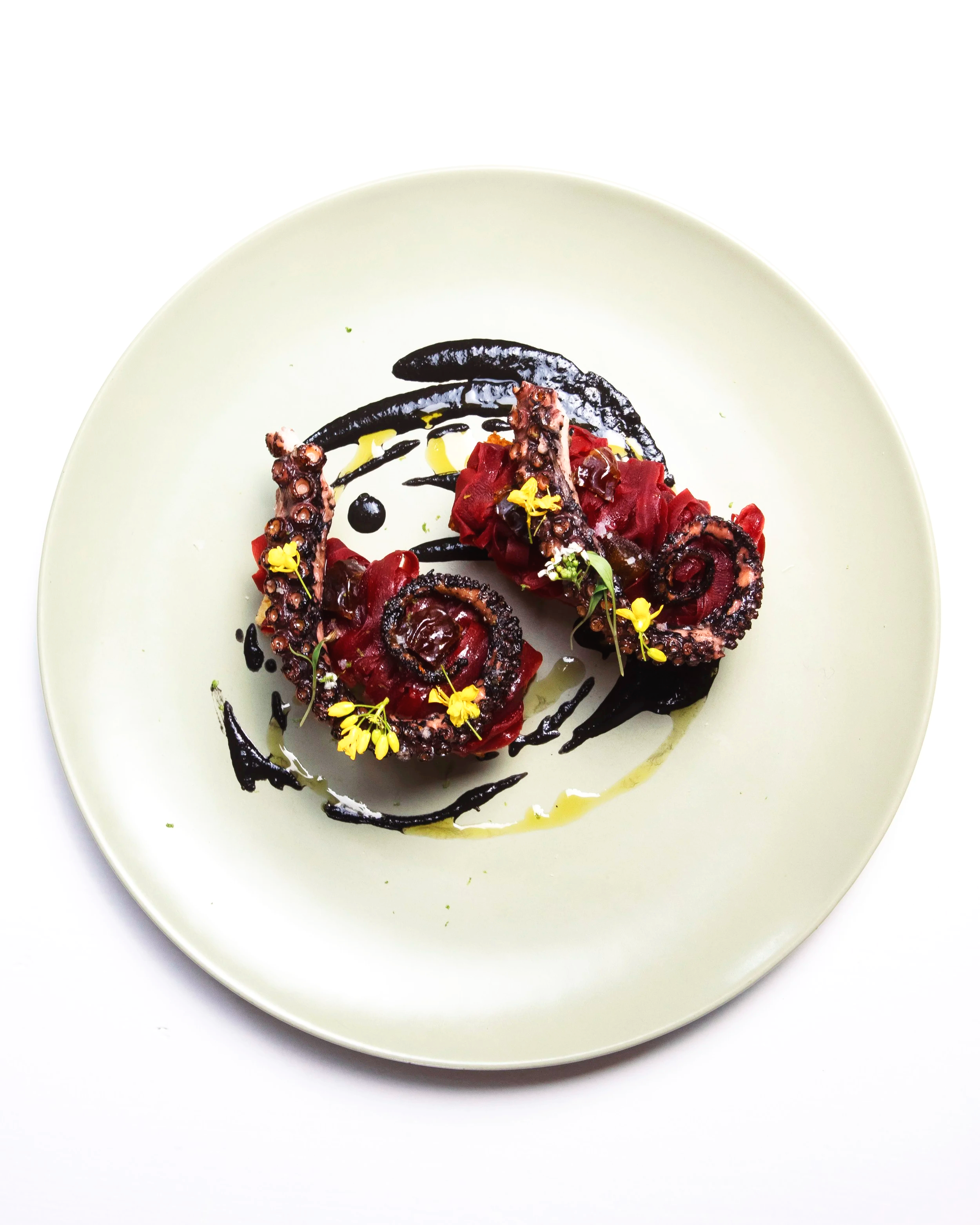 POLVO+EM+BRIOCHE%2C+CENOURAS+EM+PICKLE+TAMARAS+COULIS+DE+TINTA+DE+CHOCO+EUCALIPTO+%287%29.png