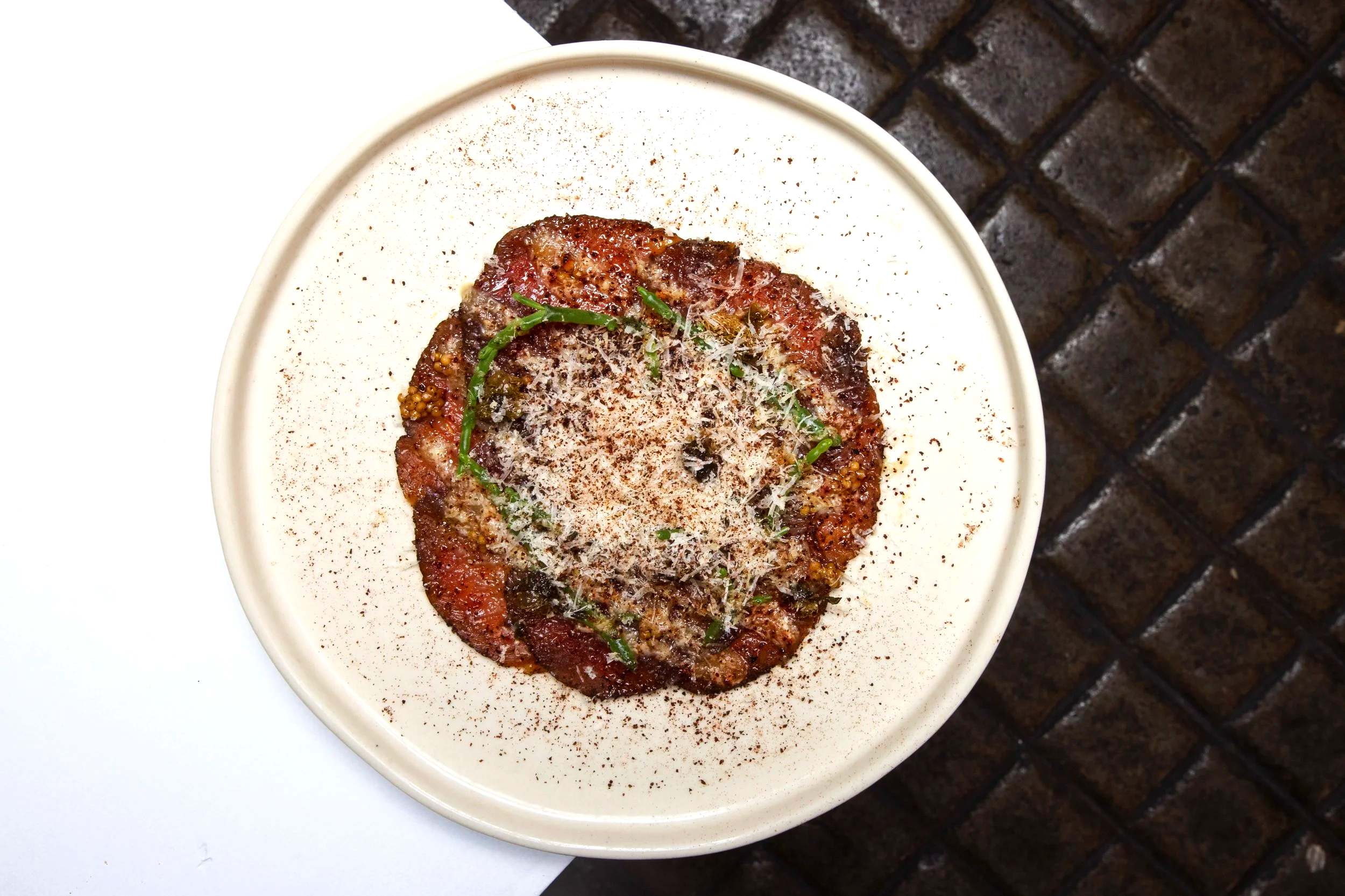 CARPACCIO+DE+VACA+CURADA+SALICORNIA+QUEIJO+DA+ILHA%2C+VINAGRETE+DE+LIMAO+E+MEL+DO+ALENTEJO+%287%29.png