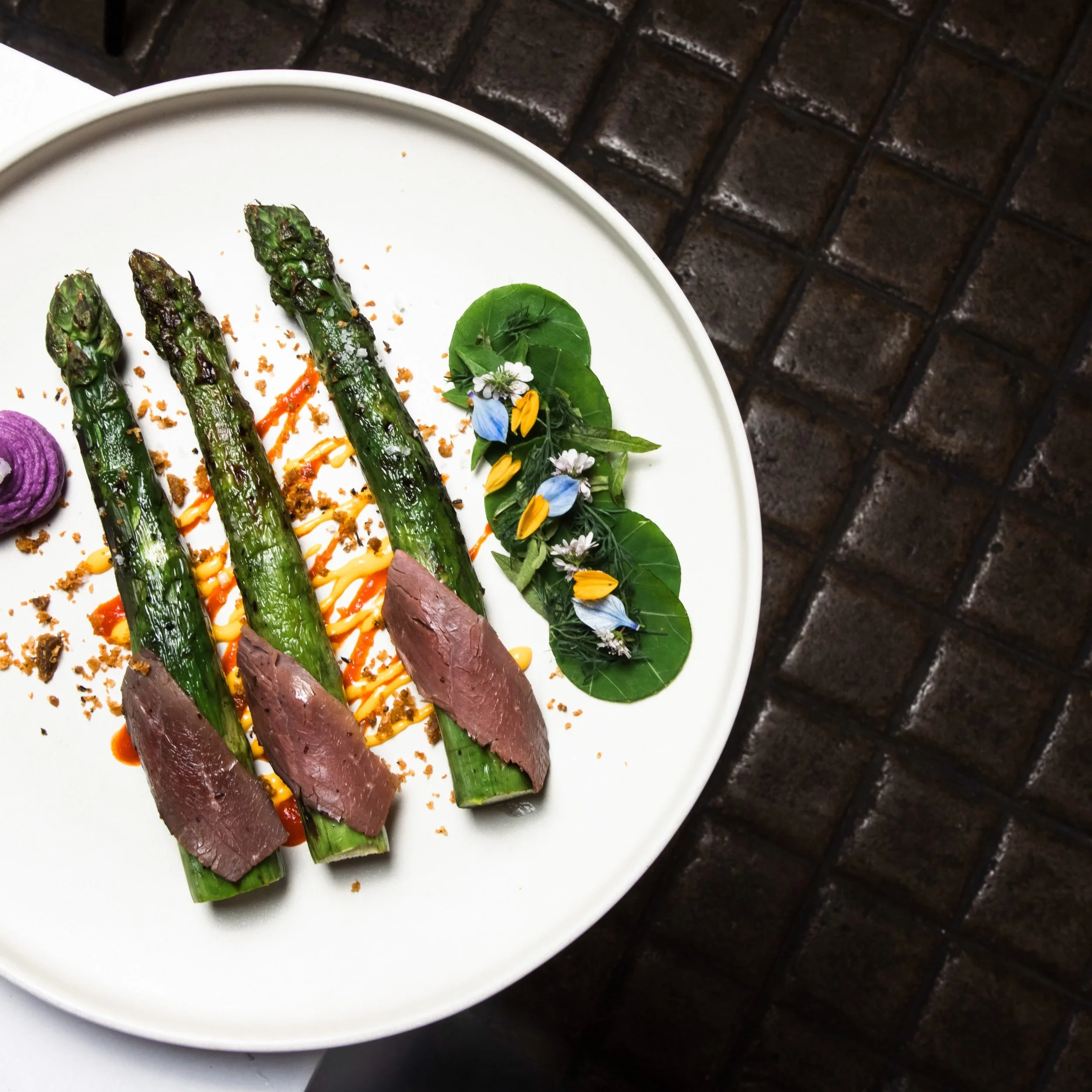 Primavera no prato
Espargos grelhados, peito de pato curado e aioli de a&ccedil;afr&atilde;o, finalizados com um crumble surpreendente de pato.
Texturas que se encontram e contrastam.

📸 @photo_pascacio_ 

#asparagus #springfood #gourmet #foodexperi
